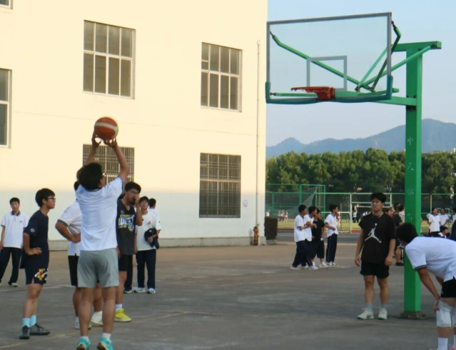 建立了师生互动沟通的良好渠道不只拉近了师生距离凝集校园生机